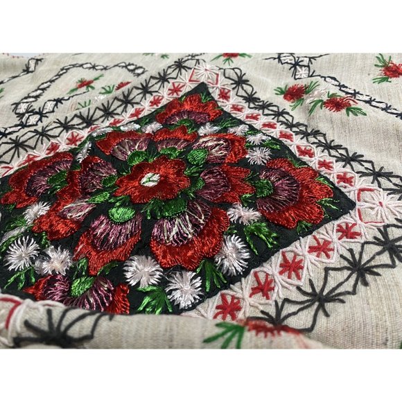 Vintage Linen Tablecloth Oval Heavily Embroidered Red Beige Intricate Round Rare - Picture 3 of 6